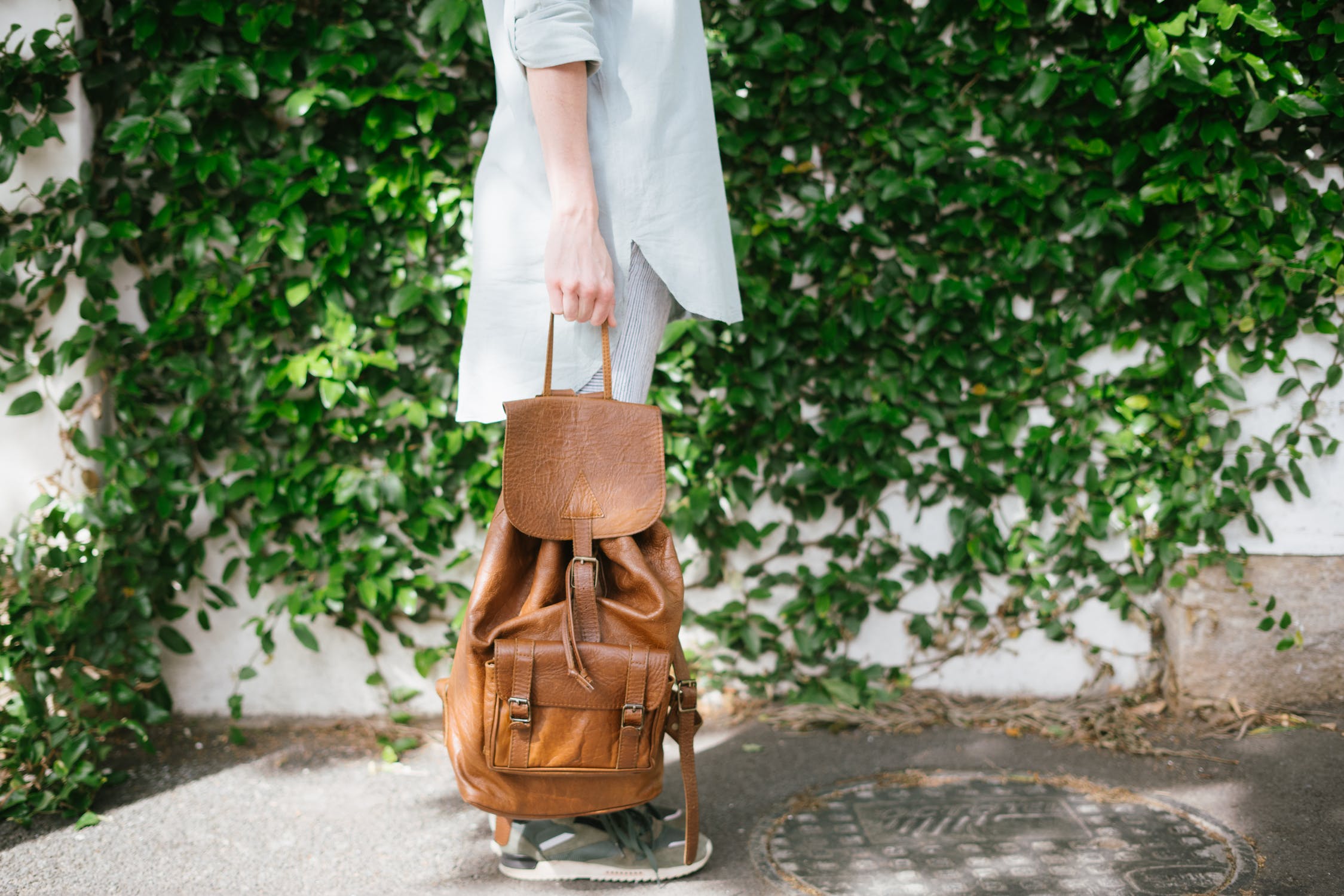 Женская сумка-рюкзак: как и с чем носить правильно