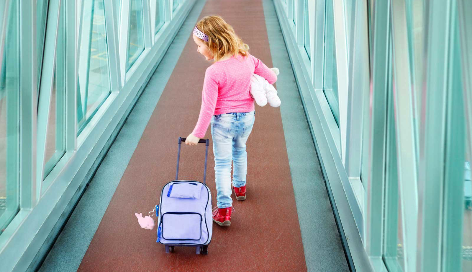 Как выбрать детский чемодан на колесах?