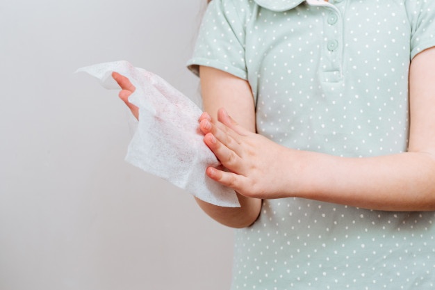 enfant-s-essuie-mains-lingette-antibacterienne-humide_160315-266.jpg